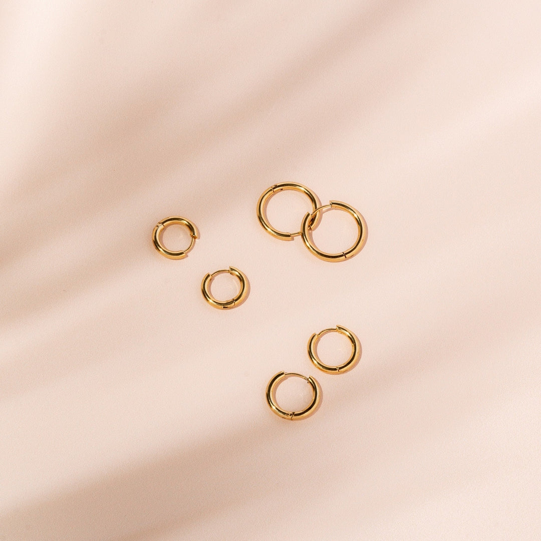 Everyday women's hoop earrings, Celeste style, in silver, showcasing their simple and classic beauty.