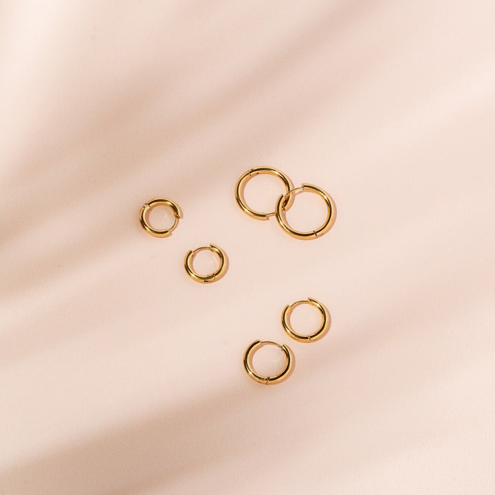 Everyday women's hoop earrings, Celeste style, in silver, showcasing their simple and classic beauty.