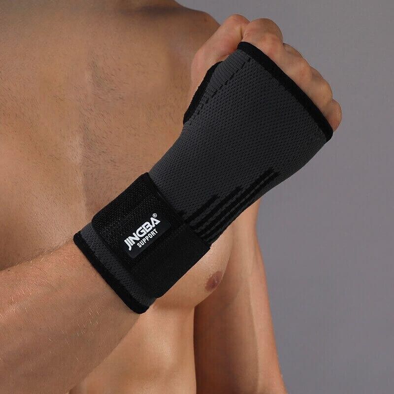 Discreet, adjustable wrist brace provides effective pain relief & comfortable joint support for recovery.