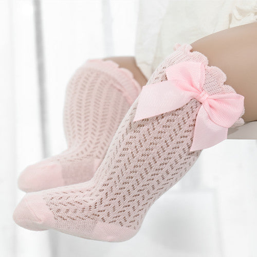 Elegant ivory baby cotton socks enhanced with a big contrasting bow, a must-have for girls' wardrobes, cozy & cute infant wear.