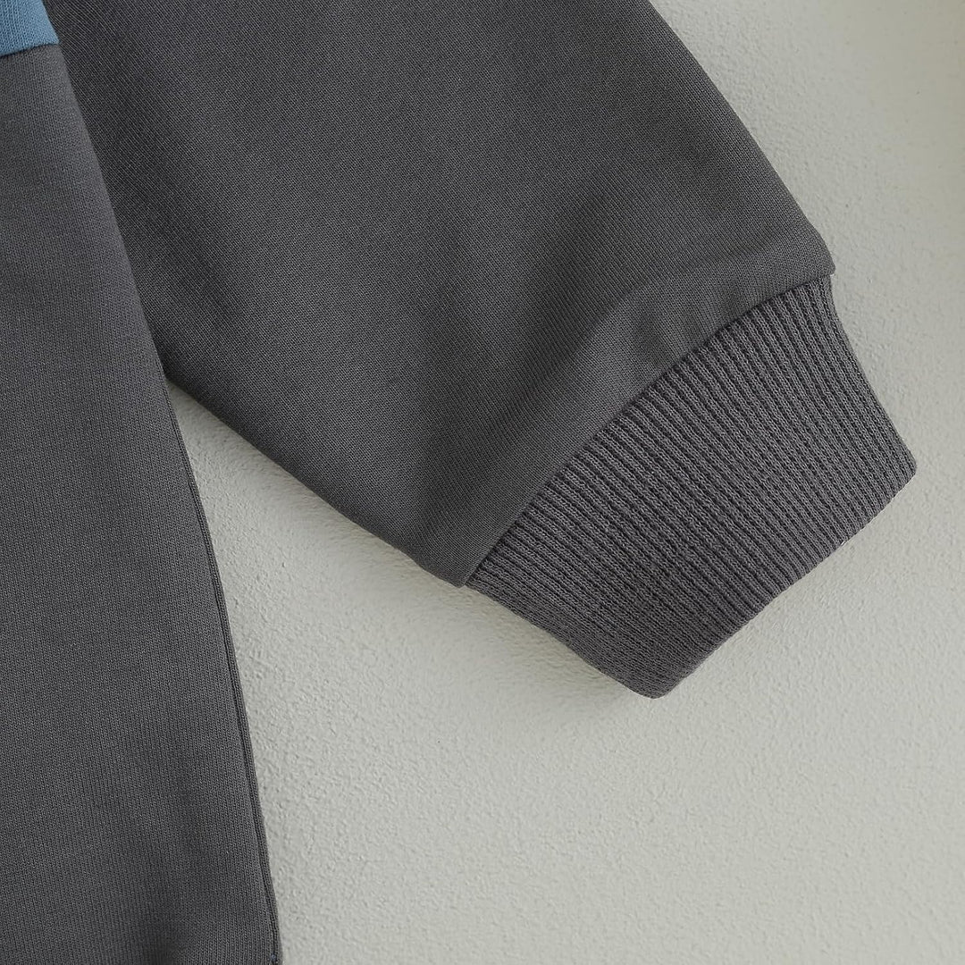 Baby jogger set, detailed view of the contrast sweatshirt collar.