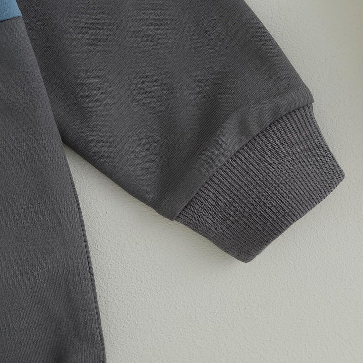 Baby jogger set, detailed view of the contrast sweatshirt collar.