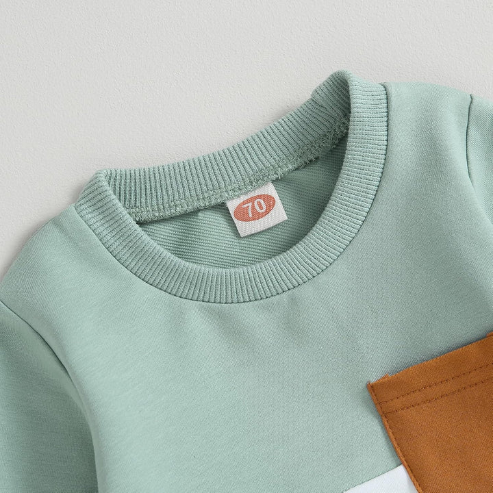 Baby jogger set, detailed view of the contrast jogger trousers cuffs.