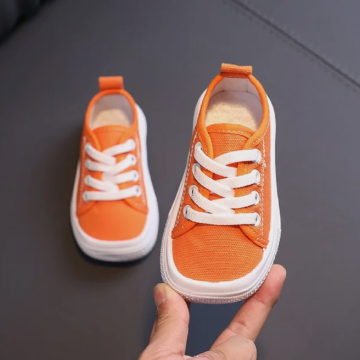 Active kids' barefoot play shoes with a flexible, non-slip sole, perfect for natural foot movement.
