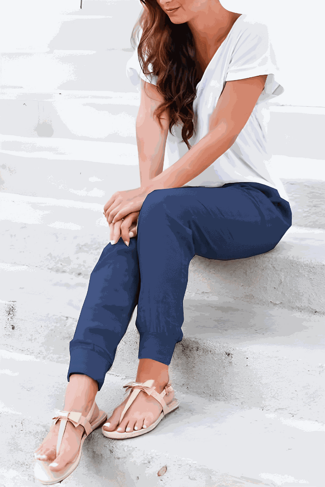 Sporty women's joggers, ideal for everyday comfort, featuring a flexible elastic waist and stylish tapered leg.