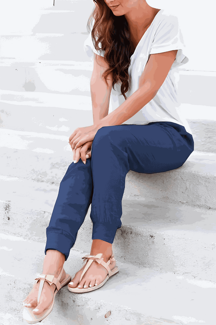 Sporty women's joggers, ideal for everyday comfort, featuring a flexible elastic waist and stylish tapered leg.