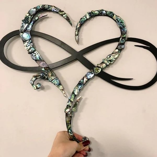 Striking Infinity Heart metal wall art, a captivating love symbol and focal point for modern home decor.