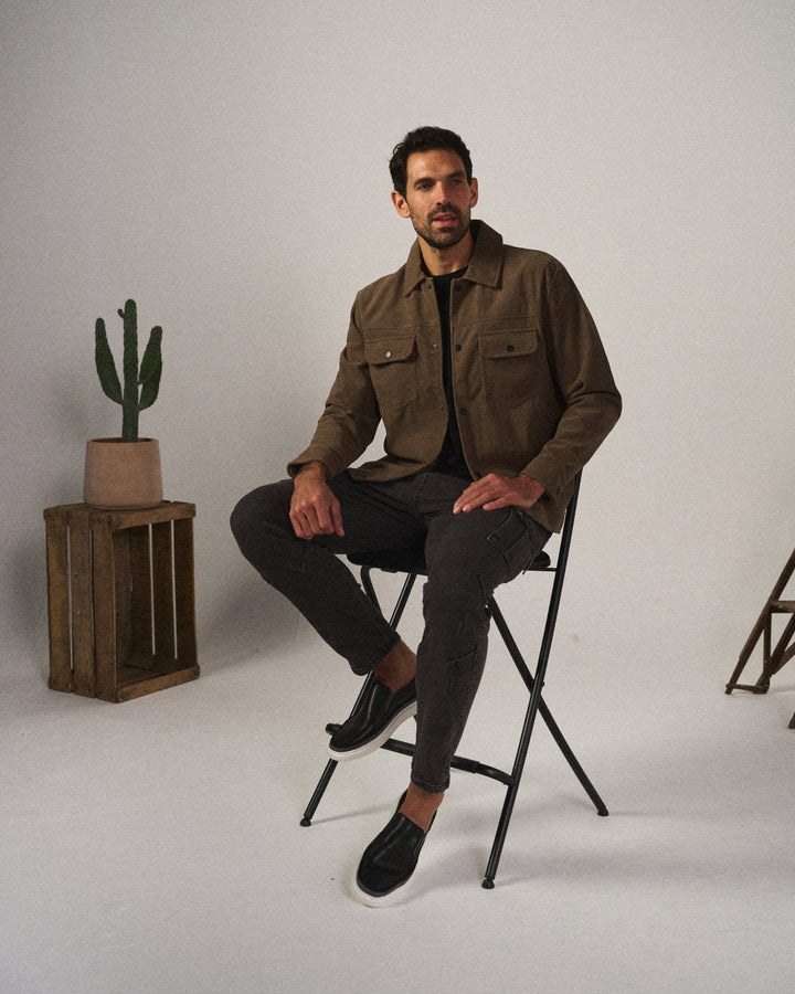 Gray men's slim-fit cargo pants, durable & comfortable stretch fabric, perfect for everyday utility style.