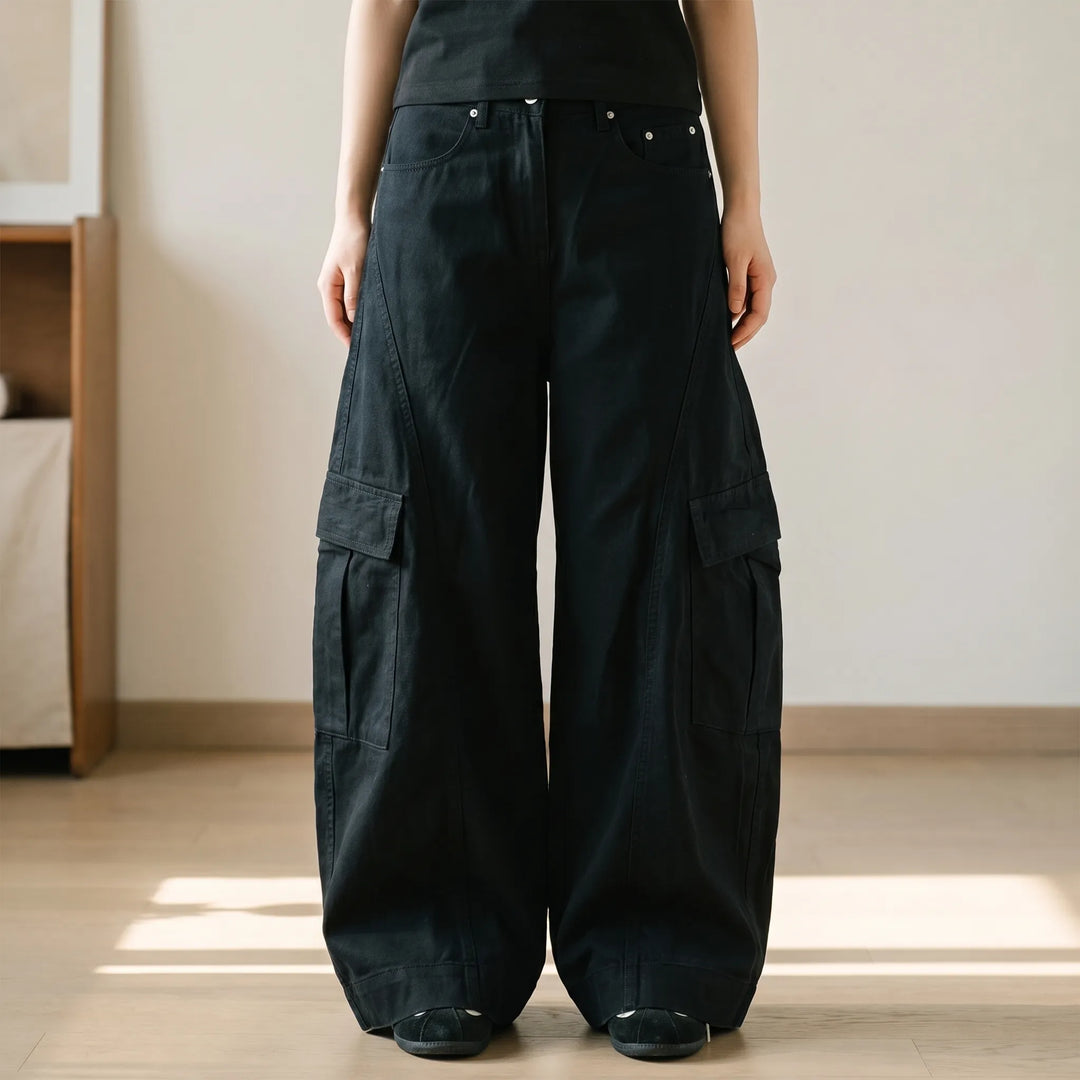 Black women's vintage baggy wide-leg pants, high-waisted for casual streetwear style. Comfortable oversized fit.