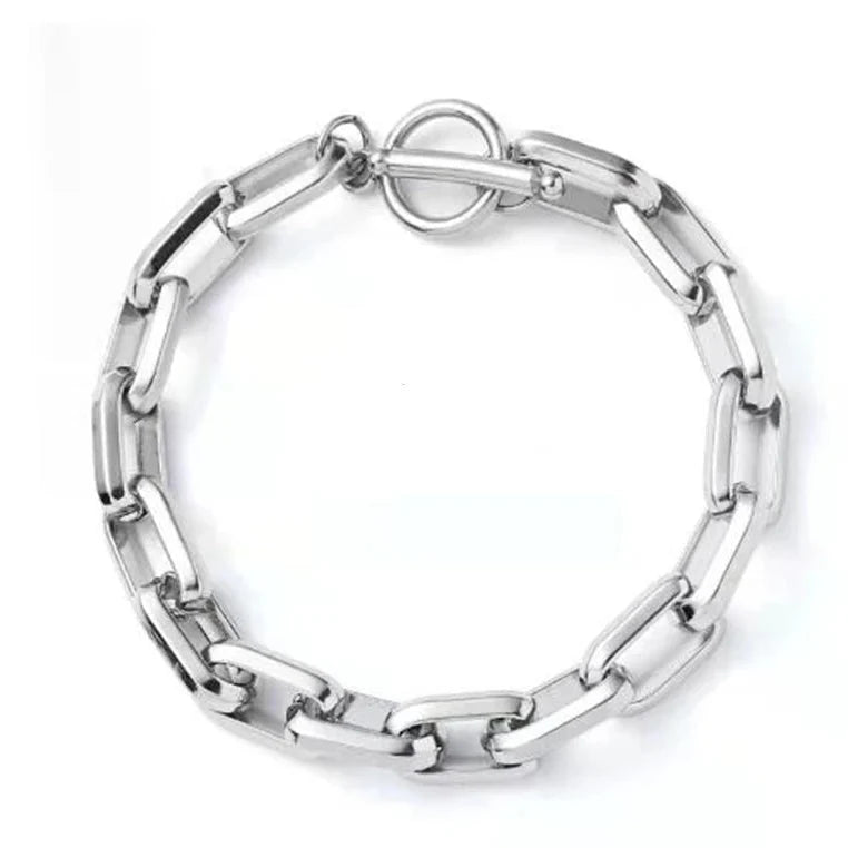 Fashionable unisex bold chainlink bracelet, elevating modern style. A comfortable statement accessory.