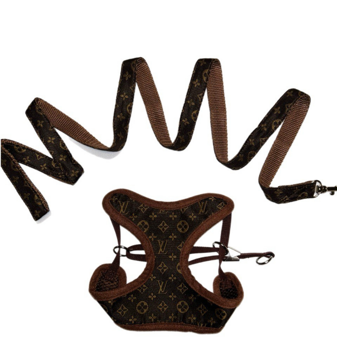 Complete brown dog harness and leash set. Comfortable, no-pull, and breathable pet supplies for daily walks.
