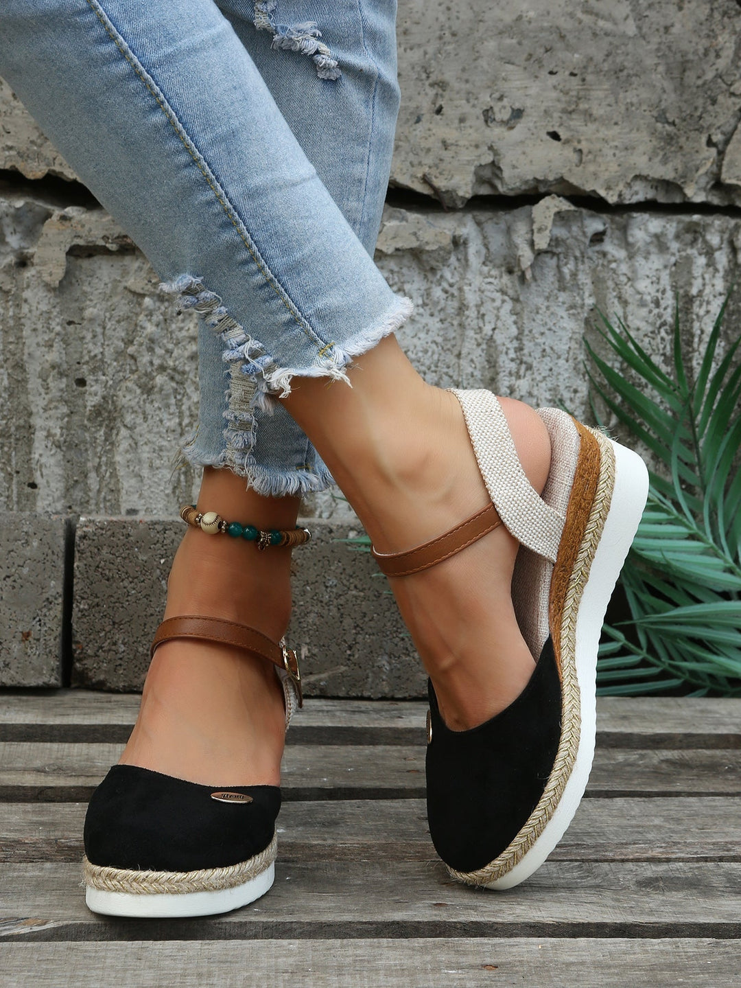 Fashionable brown women's espadrille flats, orthopaedic design for comfortable all-day wear & style.