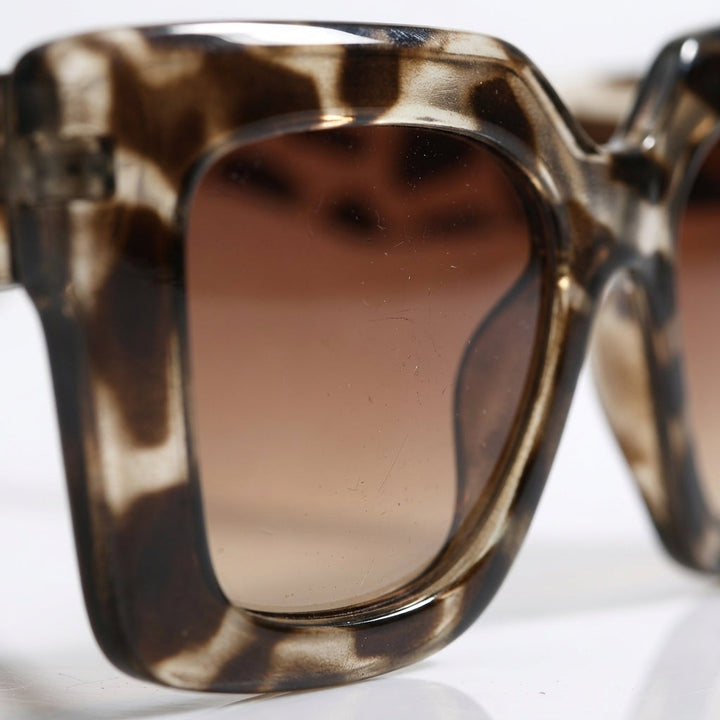 Stylish Women's Carlotta square fashion sunglasses. Versatile eyewear, perfect for any outfit.