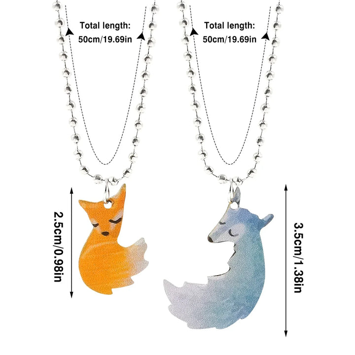 Charming unity necklace: detailed fox and wolf intertwined, a unique symbolic gift.