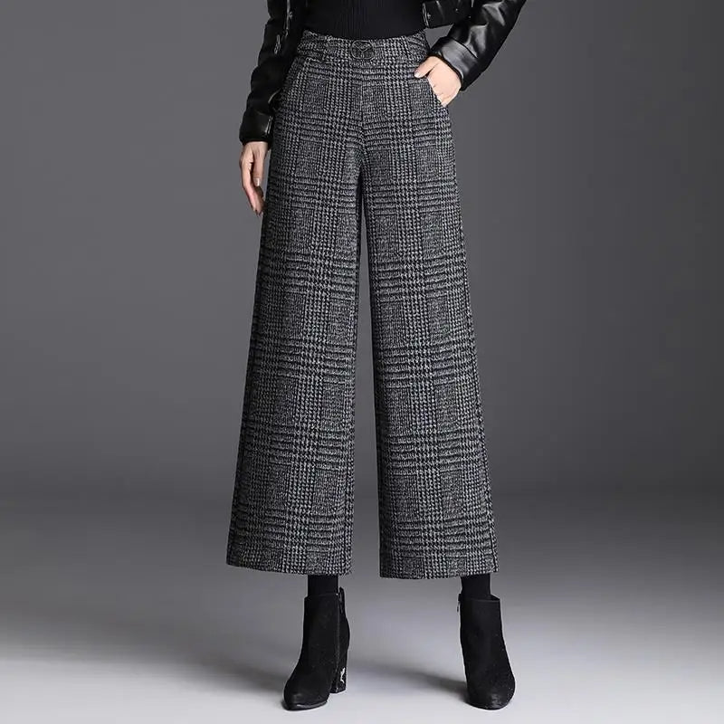 Modern women's fashion: Chic plaid high-waist wide-leg trousers, stylish and comfortable for versatile wear.