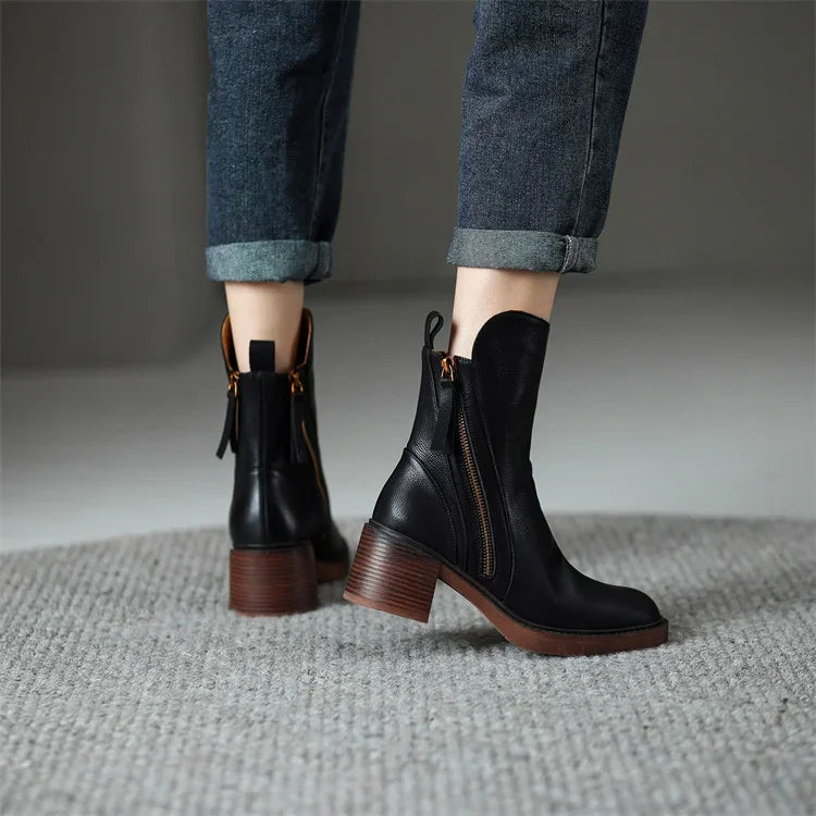 Modern women's fashion ankle boots in black, featuring a sleek design & block heel for versatile everyday style.