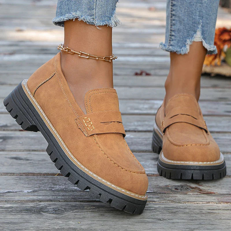 Versatile women's platform loafers, blending comfort with a contemporary look.
