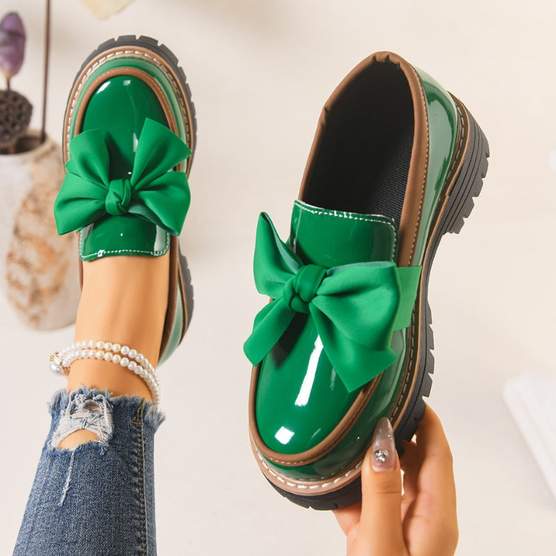Comfortable slip-on women's loafers with a chic bowknot design. Versatile footwear for stylish everyday elegance.