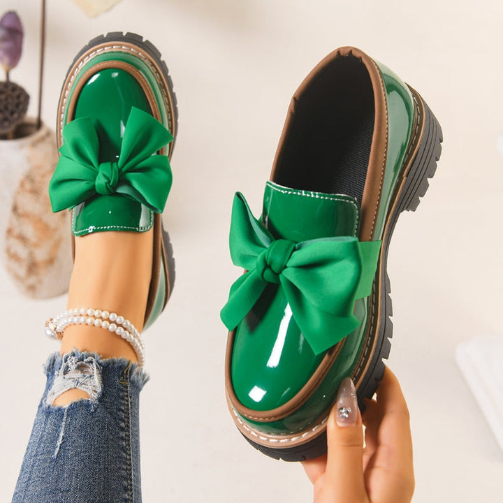 Comfortable slip-on women's loafers with a chic bowknot design. Versatile footwear for stylish everyday elegance.