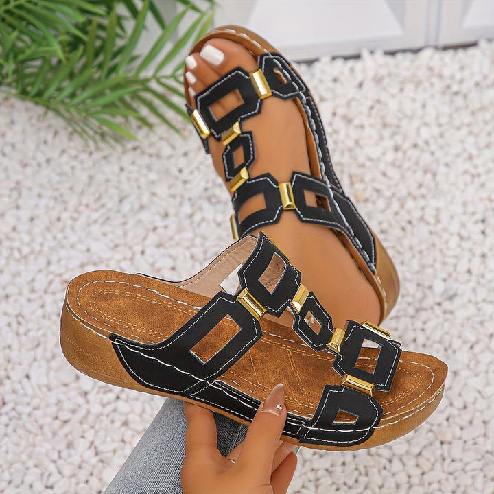 Women's chic platform sandals featuring a modern buckle closure & thick sole for ultimate comfort & style.