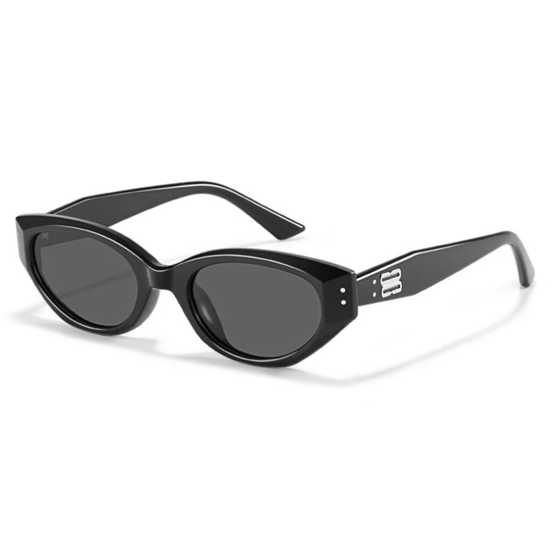 Glamorous women's cat-eye sunglasses with full UV400 protection for ultimate eye safety.
