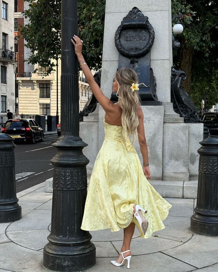 Elegant women's summer midi halter dress, a chic corset A-line design for comfortable wedding guest wear.