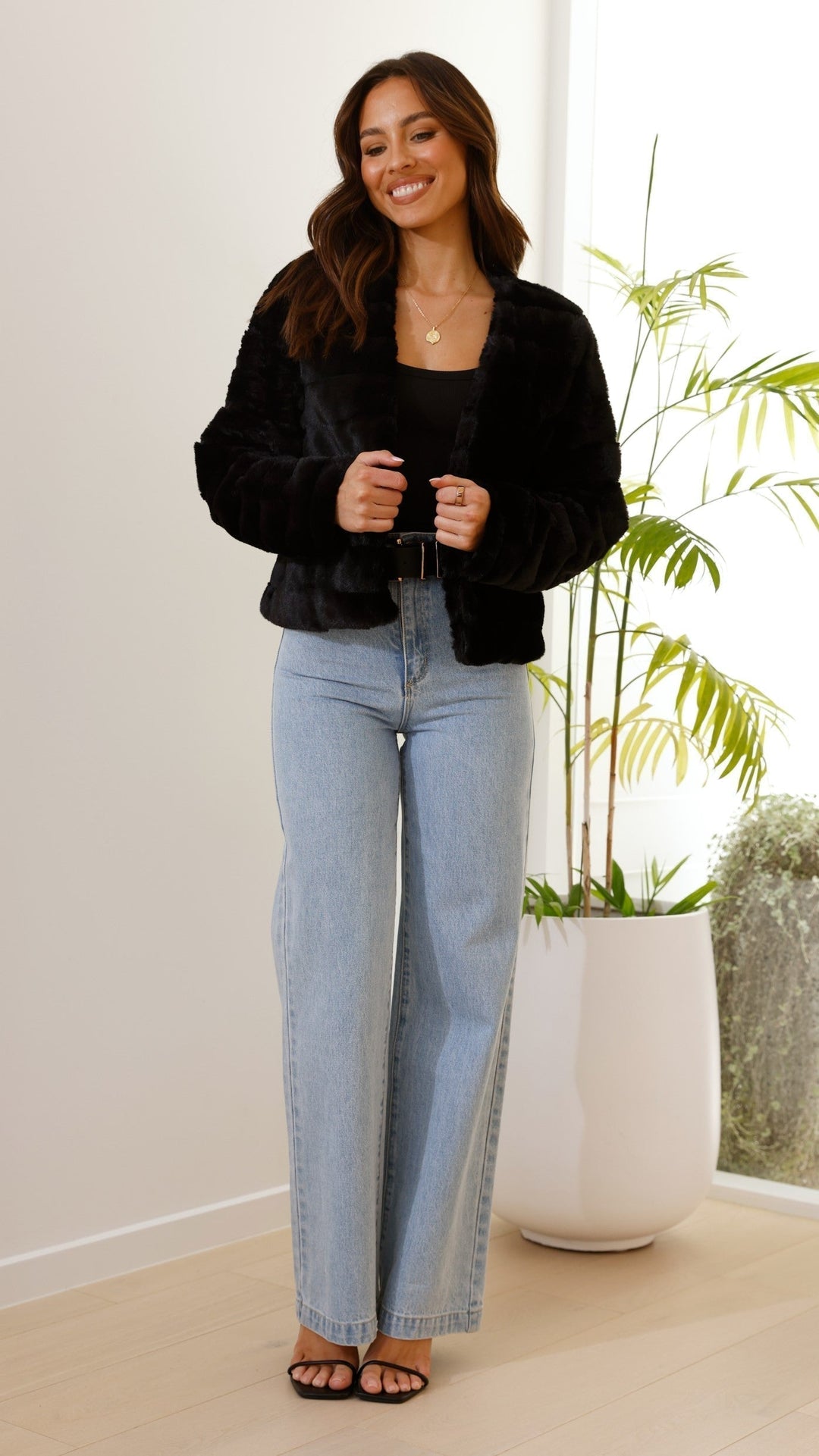 Women's stylish cropped jacket, a key piece for fall & winter fashion.