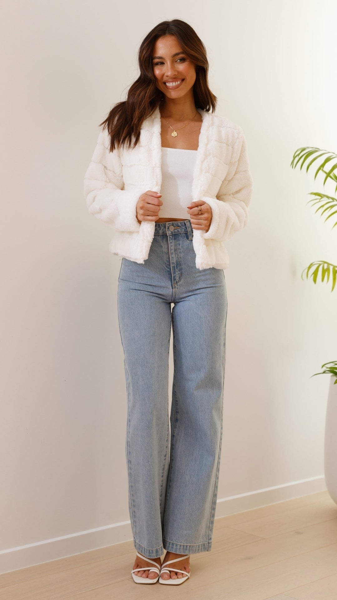 Cropped jacket for women, a chic & versatile top for fall trends.