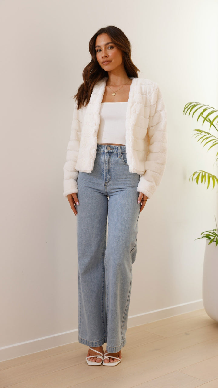 Casual elegant women's cropped jacket. Fashionable outerwear for daily wear.
