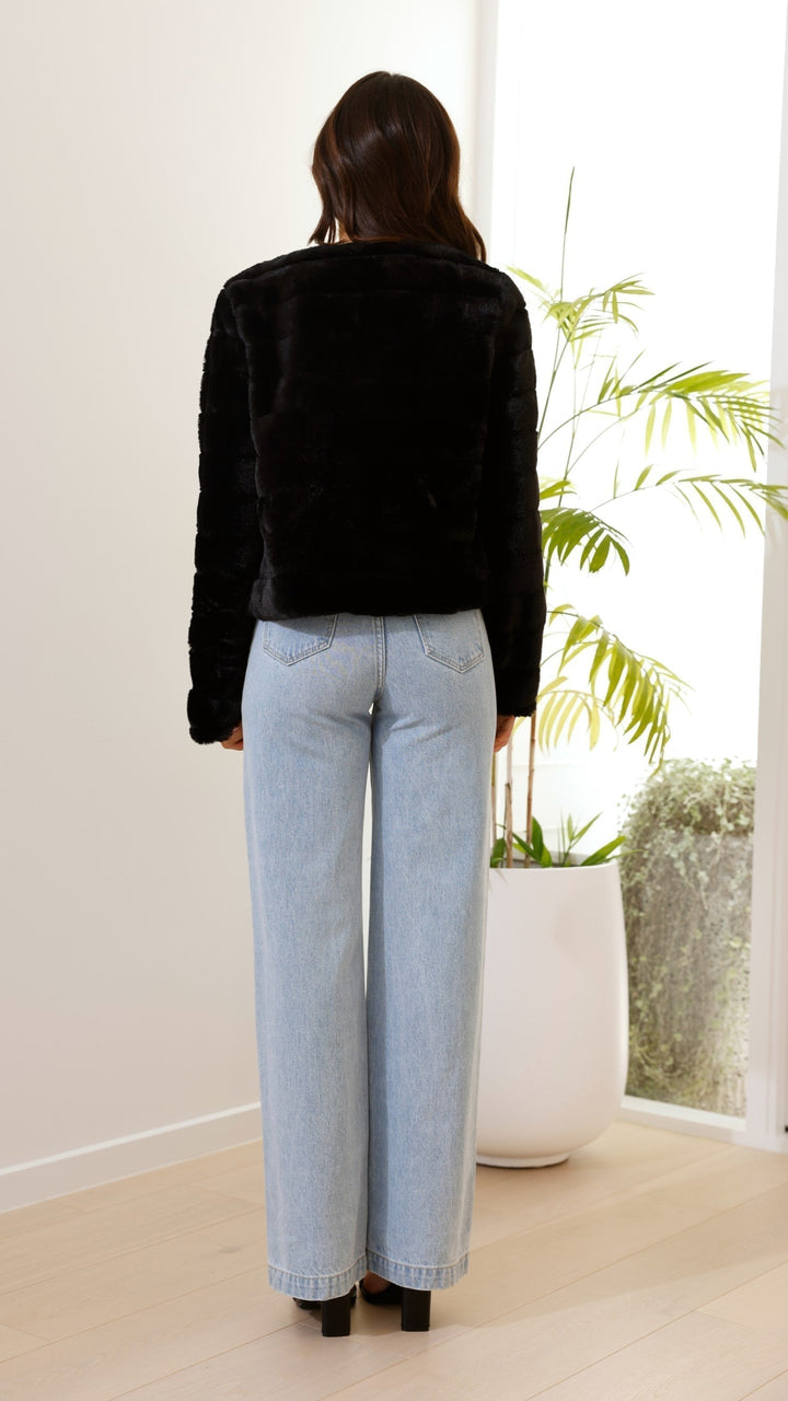 Cozy women's outerwear: chic cropped jacket for winter style.