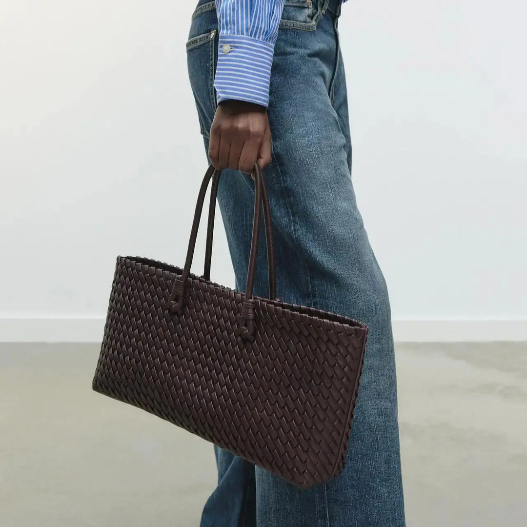 Versatile Women's Chic Shoulder Bag, ideal for everyday carry and fashion.