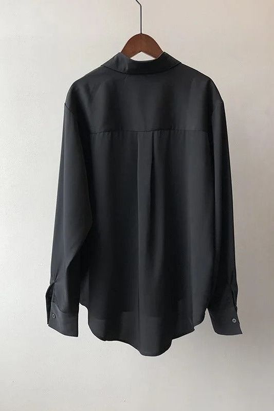 Stylish ladies' flowy blouse for everyday fashion. Comfortable, versatile, and relaxed fit top.