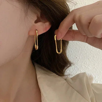 Elegant women's silver paperclip chain earrings. Versatile modern jewelry, perfect for a minimalist look or chic accessory.