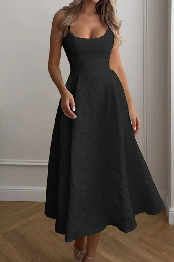 Stylish women's summer maxi dress, halter neck & keyhole design, ideal for beach vacations or elegant parties.