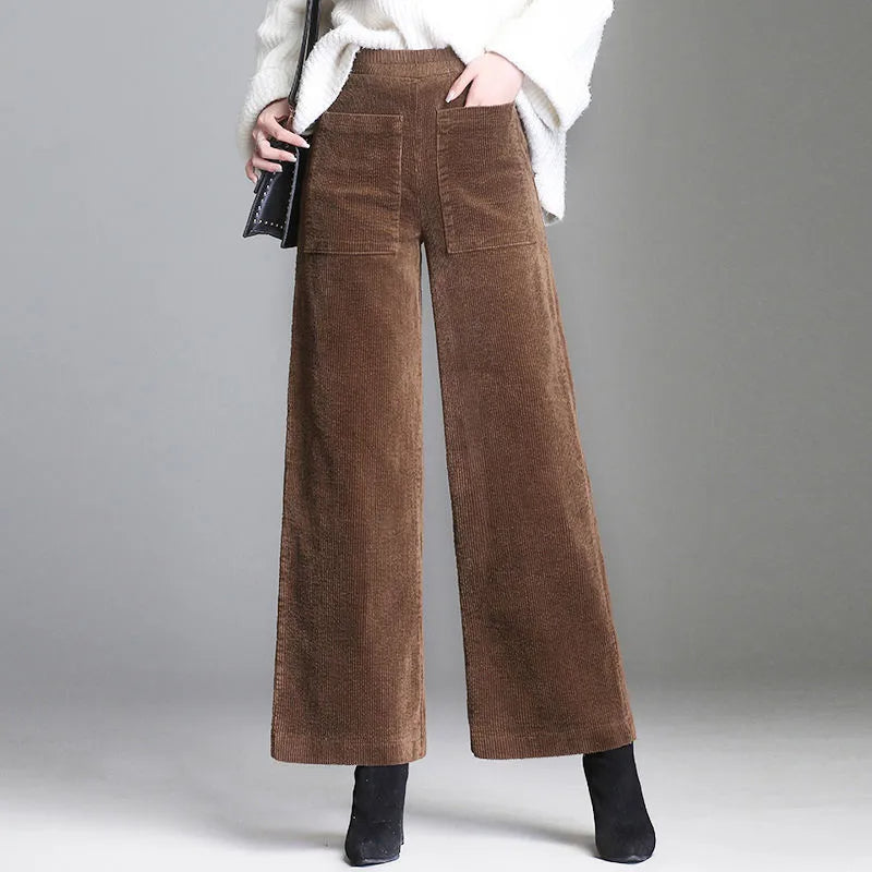 Versatile high-waisted women's flared pants, ideal for both casual outfits and chic semi-formal occasions.