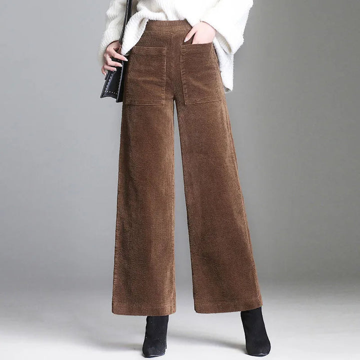 Versatile high-waisted women's flared pants, ideal for both casual outfits and chic semi-formal occasions.