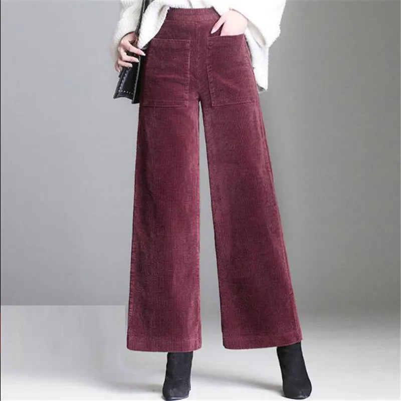 Elegant women's high-waisted trousers featuring stylish patch pockets and a flattering flared leg design.