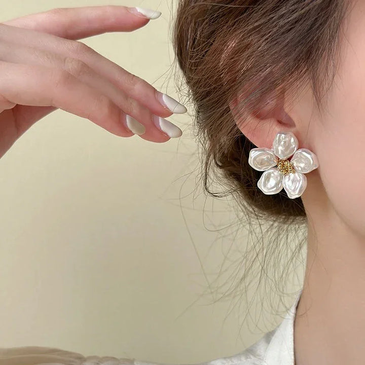 Elegant women's pearl petal earrings with an irregular design. Fashionable and chic statement jewelry.
