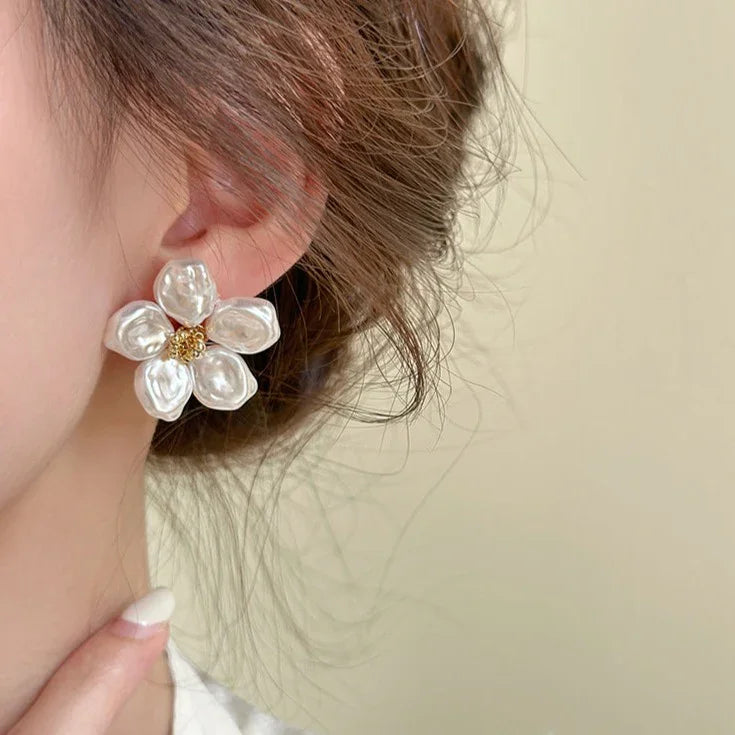 Fashionable women's irregular pearl petal earrings. Chic and artistic statement jewelry with unique pearl details.