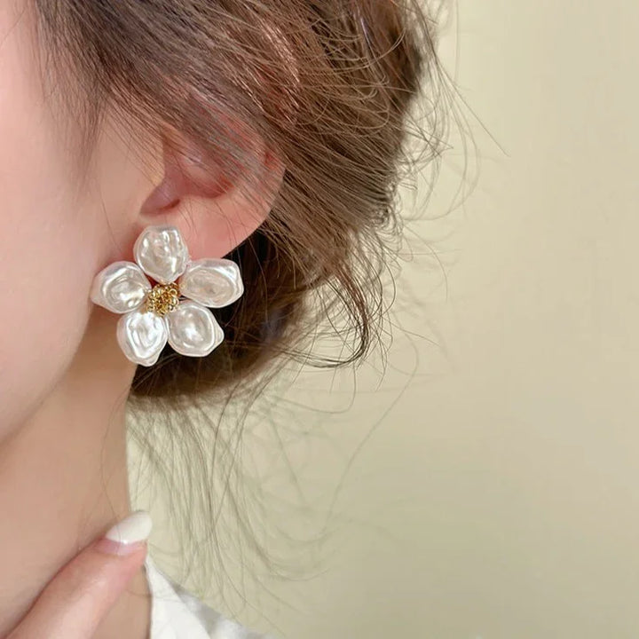 Fashionable women's irregular pearl petal earrings. Chic and artistic statement jewelry with unique pearl details.