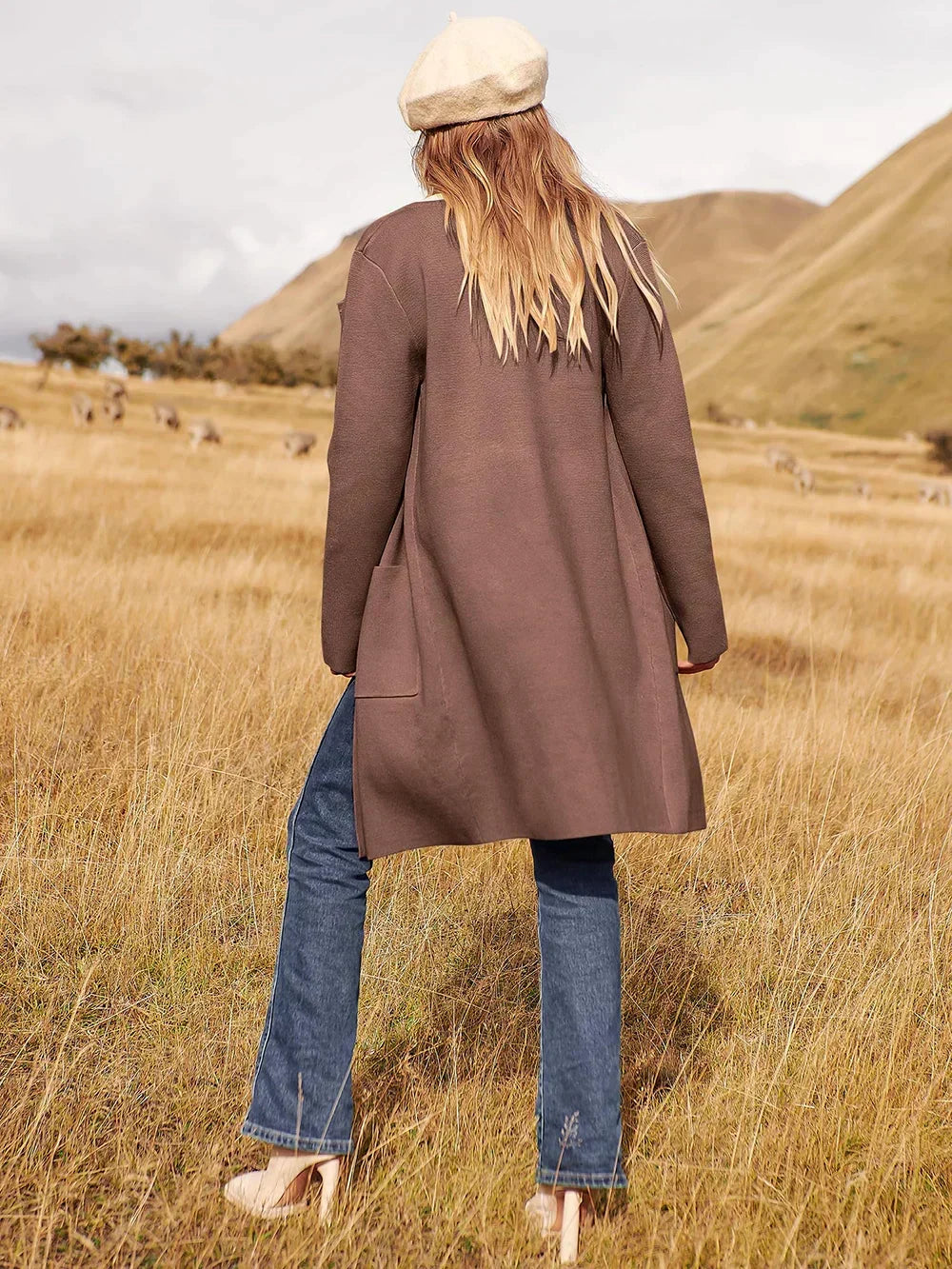 Versatile women's comfy cardigan with pockets, great for autumn fashion & layering.