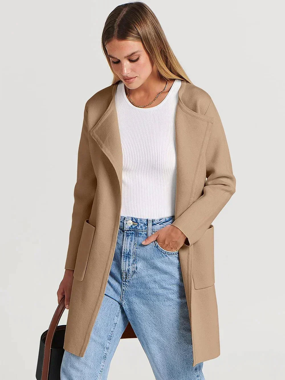 Cozy women's cardigan with pockets, offering comfort & practicality for layering.