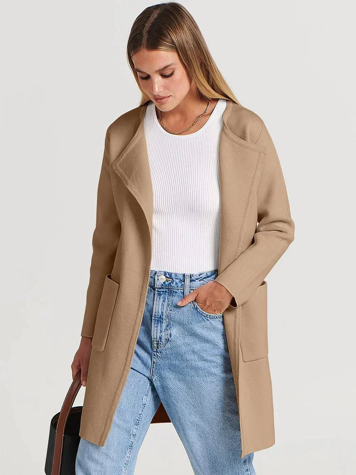Cozy women's cardigan with pockets, offering comfort & practicality for layering.