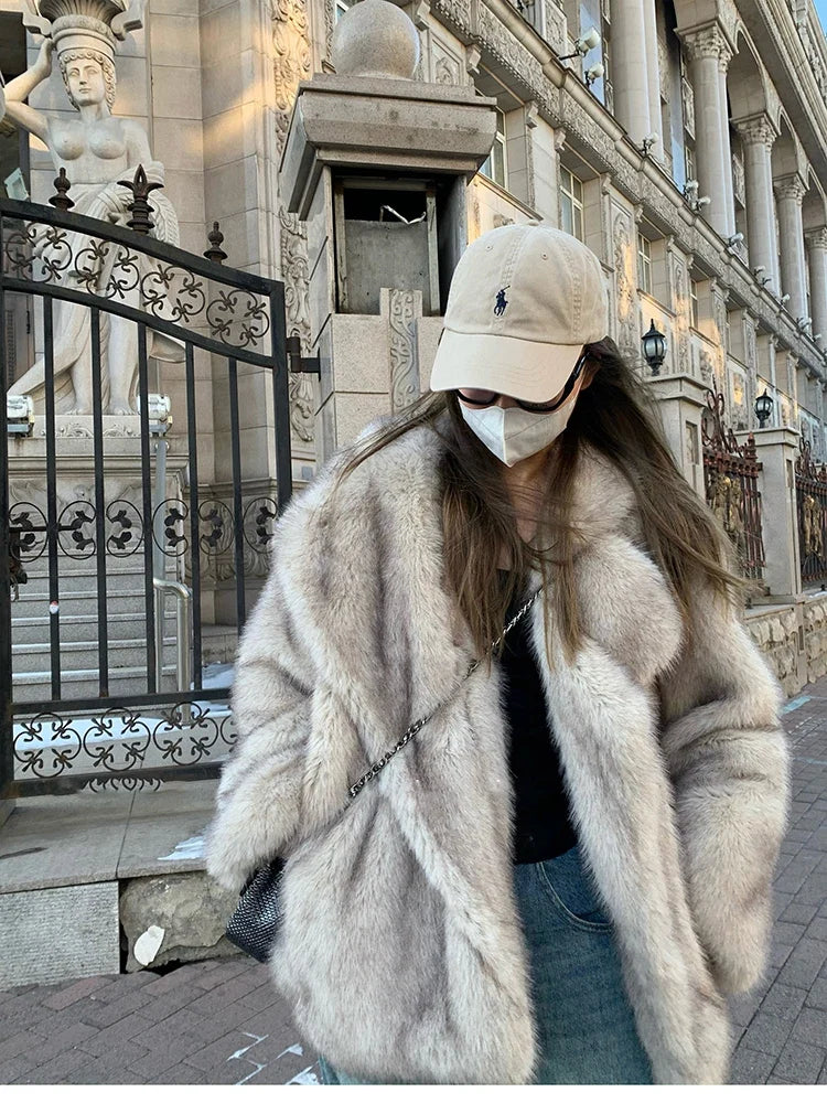 Comfortable and fashionable women's winter jacket with a relaxed fit. Elegant, stylish outerwear for sophisticated looks.