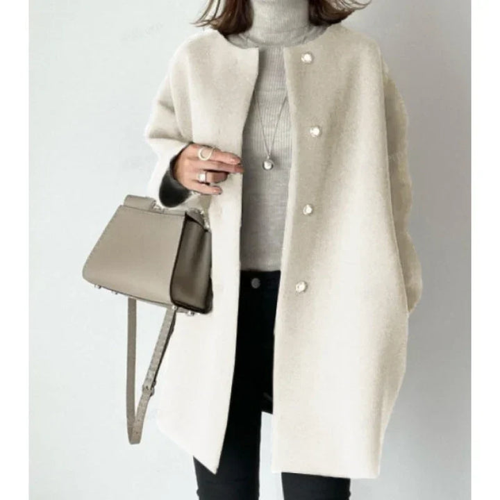 Modern women's long oversized button coat, ideal for chic autumn/winter fashion. Elegant and comfortable.