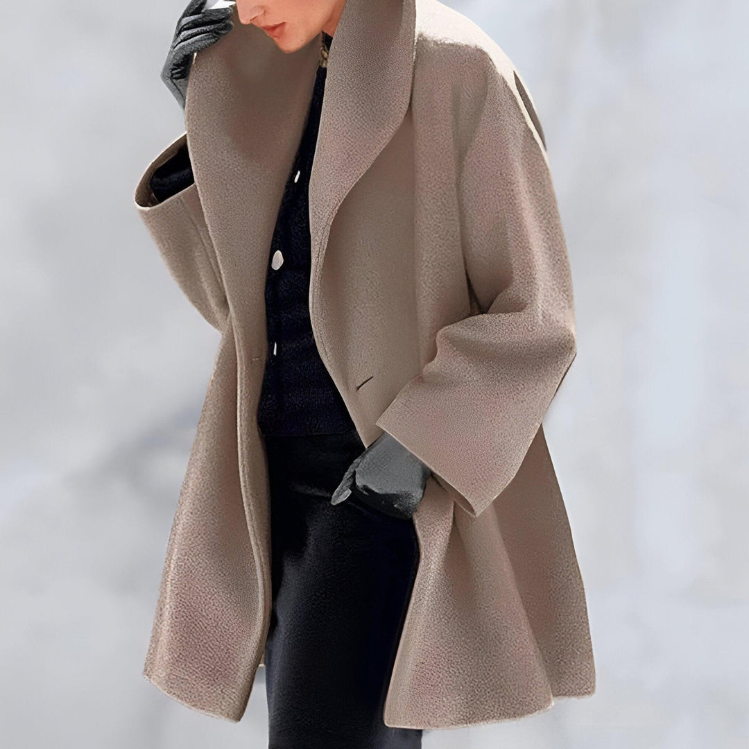 Elegant women's oversized long coat for versatile layering. Chic fall/winter outerwear, perfect for casual or dressed-up style.