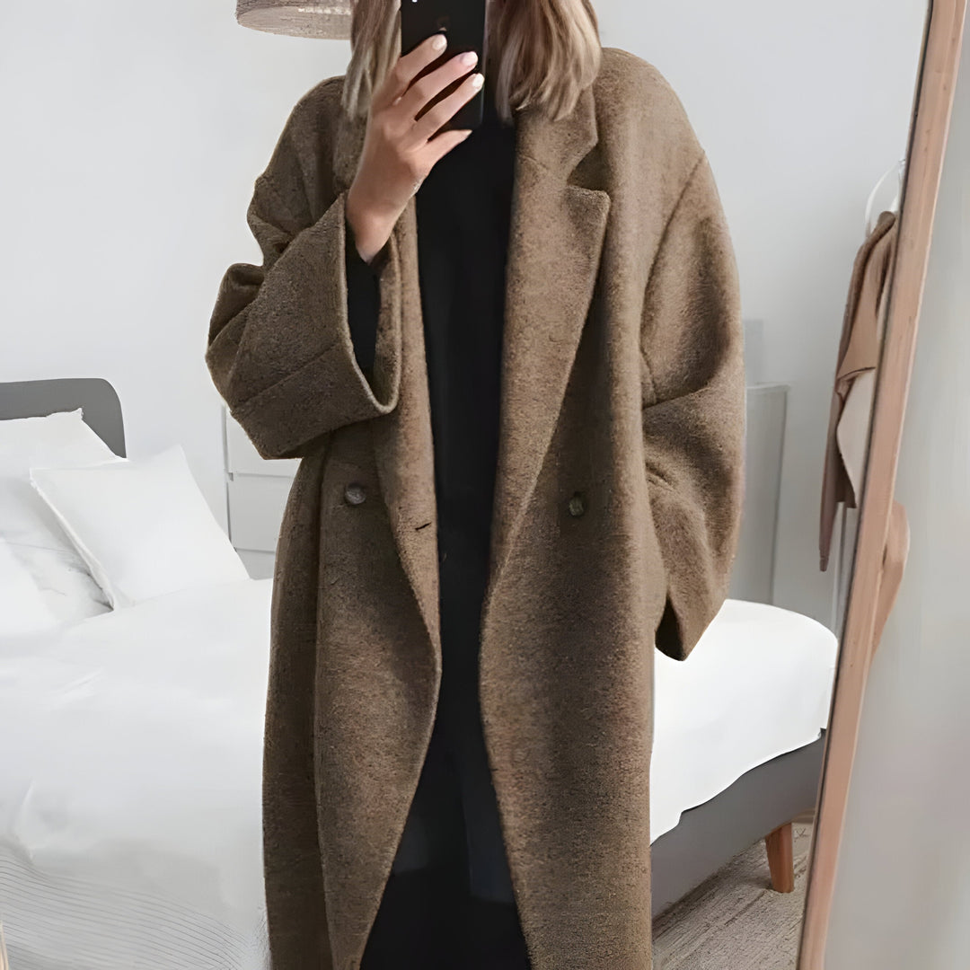 Elegant women's oversized winter coat featuring a classic lapel collar. A warm, chic jacket for sophisticated style.