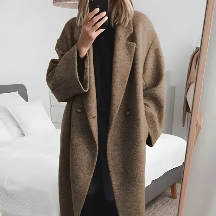 Elegant women's oversized winter coat featuring a classic lapel collar. A warm, chic jacket for sophisticated style.