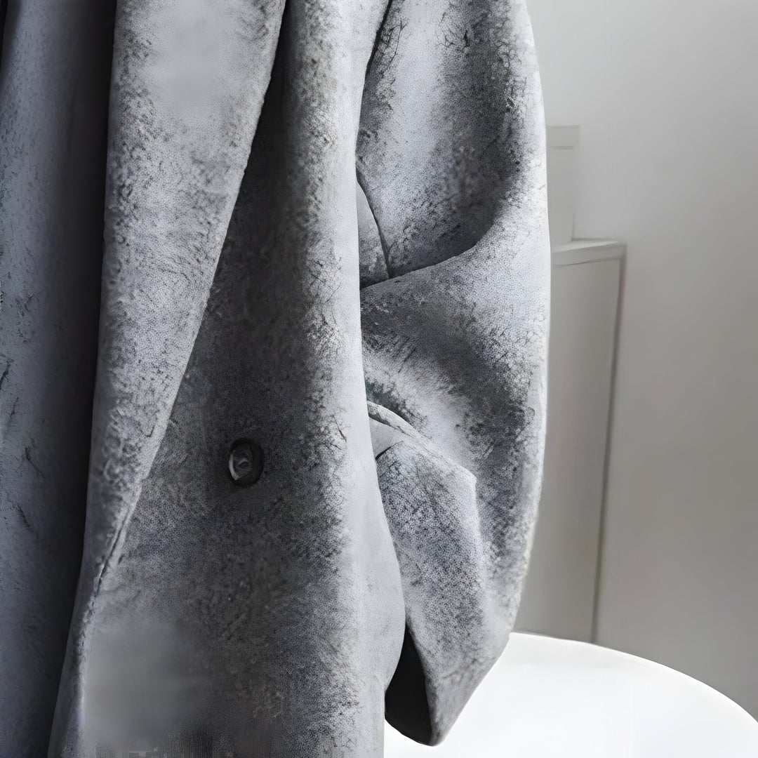 Stylish women's long oversized coat with a classic lapel collar, ideal for chic daily wear and warmth in winter.