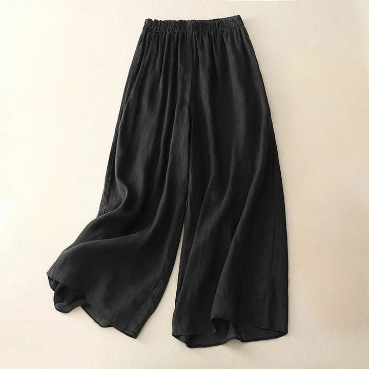 Versatile women's apparel: relaxed fit pants, chic and comfortable for everyday wear. Ideal for a casual elegant look.